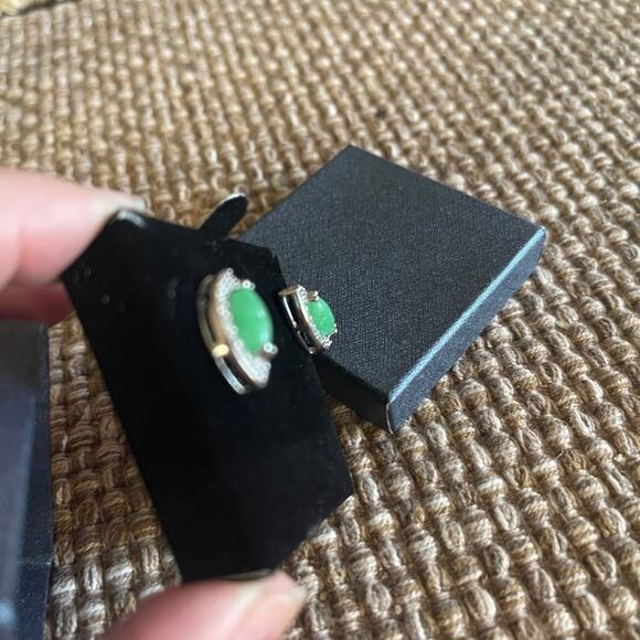 Green earrings with rhinestones new in the box - Picture 4 of 9